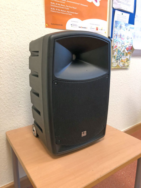 Übergabe mobiler Bluetooth-Lautsprecher ROADBUDDY 10 für Friedrich-Ebert Schule Hürth