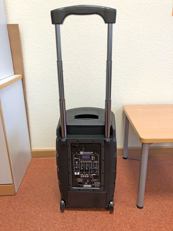 Übergabe mobiler Bluetooth-Lautsprecher ROADBUDDY 10 für Friedrich-Ebert Schule Hürth