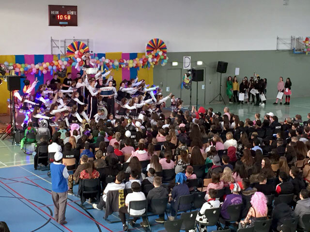 Auftritt der Tanzgruppe der Rheinmatrosen Minis der großen Mülheimer Karnevalsgesellschaft auf der Schulkarnevalssitzung der Friedrich-Ebert-Schule in Hürth.
