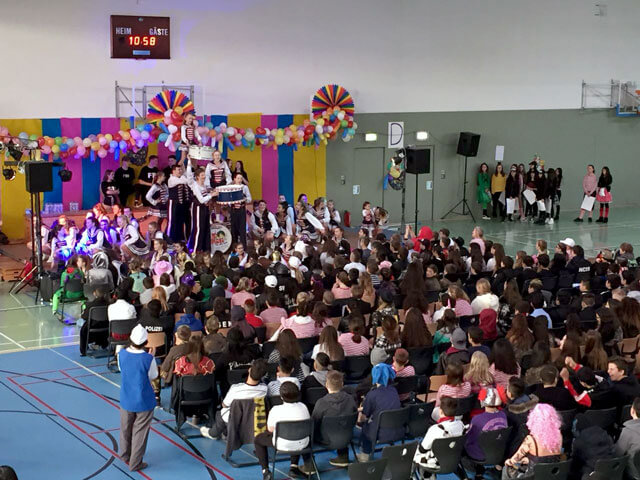 Auftritt der Tanzgruppe der Rheinmatrosen Minis der großen Mülheimer Karnevalsgesellschaft auf der Schulkarnevalssitzung der Friedrich-Ebert-Schule in Hürth.